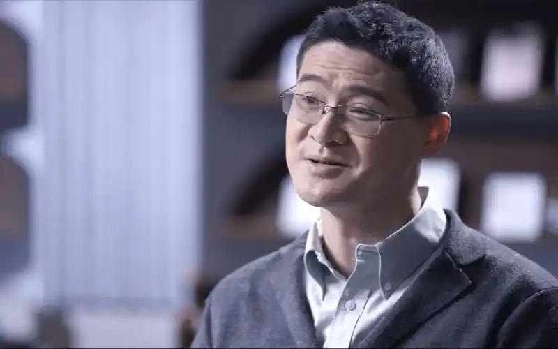 "法外狂徒"罗翔成为瑞幸咖啡答疑官!解答喝酱香拿铁开车问题._茅台_法