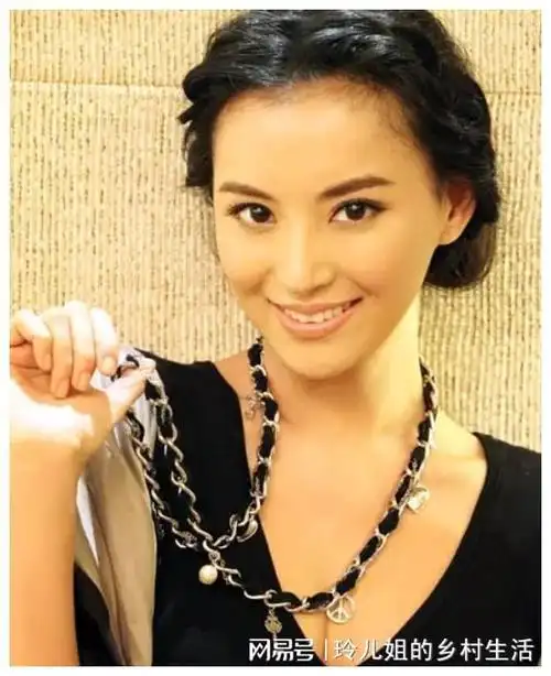 莫小棋:大学怀孕生子,预言贾乃亮婚姻,黄海波花600万追她