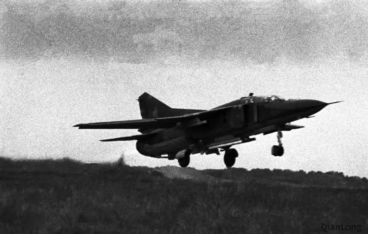 训练中的东德空军米格-23战斗机 机务人员一丝不苟-千龙网·中国首都