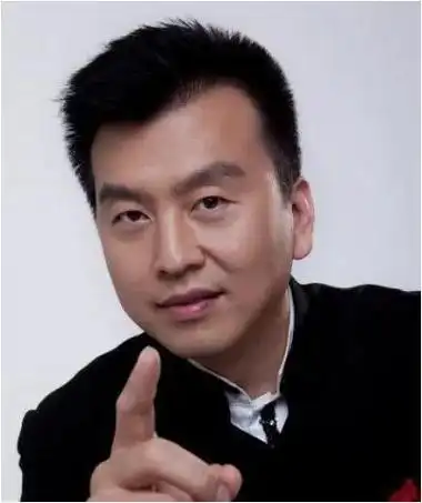 回首28年前的央视主播张宏民英俊潇洒朱广权相貌可出道