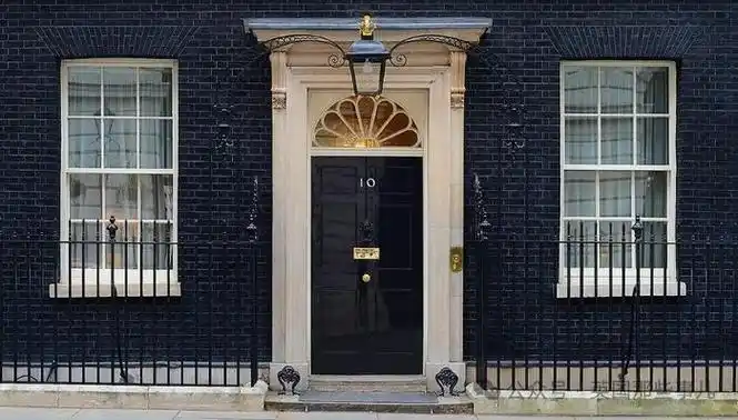 英国最短命首相自传揭秘女王最后会面疯狂吐槽唐宁街10号没家具还有