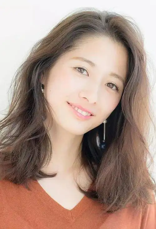 脸大的人最适合什么发型? 女生卷烫显脸小的发型图片_发型造型_宝妈时