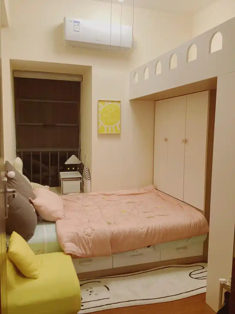 6平米儿童房装了上下床比装修前更大了 装修前,这个房间只放了1.