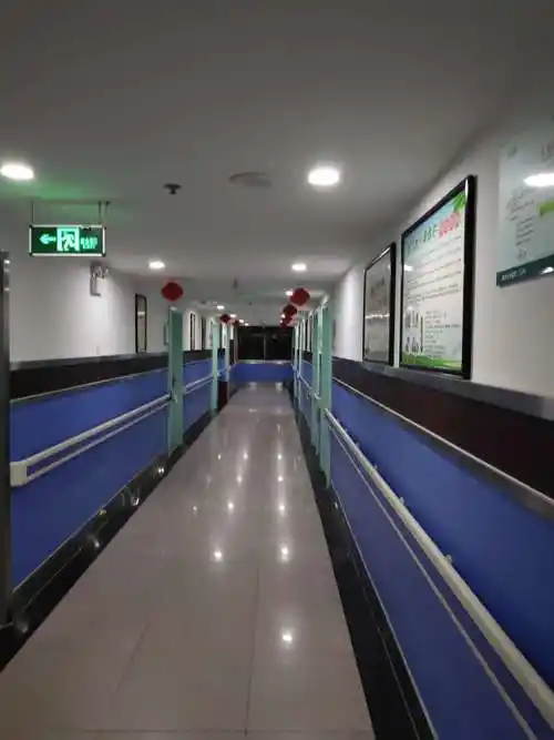 走在这条病房的走廊感觉并不轻松