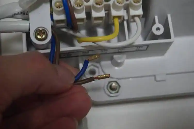 了,开始准备接线和安装了,用到的工具就这些,左边是加长的电线和插头