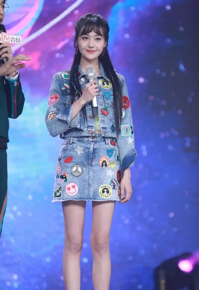 郑爽美起来再不是"假小子",刺绣牛仔配超短裙,青春俏皮超可爱