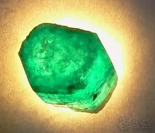 带你欣赏祖母绿原石