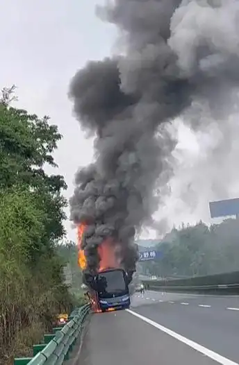 湖南休假民警返乡途中遇大巴起火就地上岗,全车无人受伤,妻女对话令人