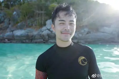 弦子晒一家三口旅行照片,依偎在老公怀里好幸福