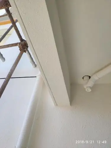 阳台天花滴水线,在明显有水刷痕的基底上喷点滚漆.