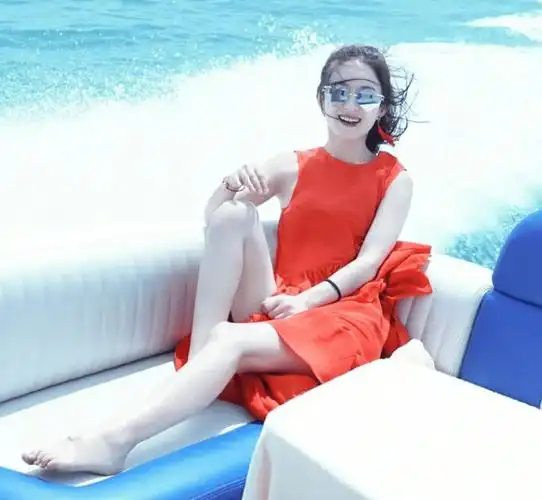 赵丽颖泳装照曝光,网友:这是泳池还是火海?