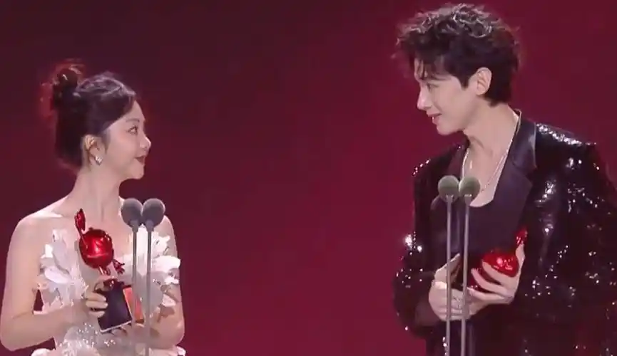 不敢去扶好友谭松韵,还避嫌一前一后上台,白敬亭是真的很爱宋轶_距离