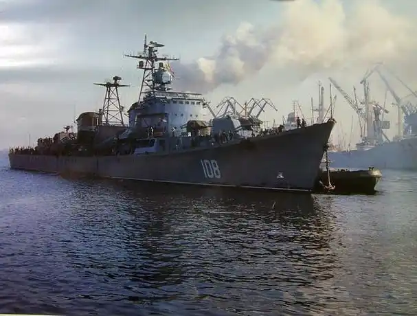 均来源于网络,在此与各位网友分享1996年108西宁舰与哈尔滨号导弹驱逐