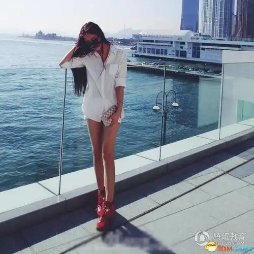 高清组图:星海音乐学院校花卓仕琳清新慵懒秀美腿