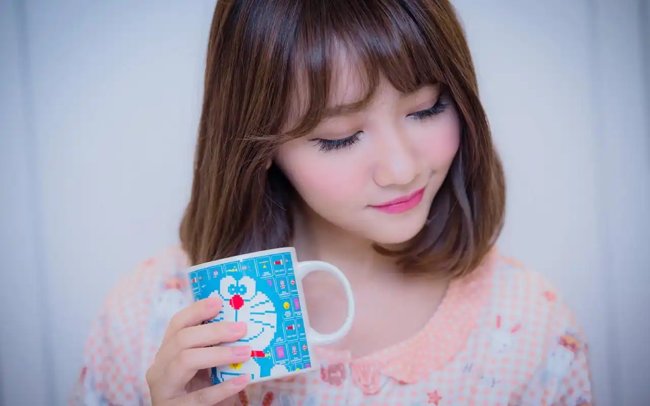 漂亮大眼美女图片高清电脑桌面壁纸 第一辑