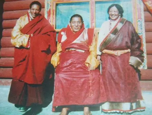 左起:年龙上师父母之子拉桑活佛,年龙上师,法王如意宝,年龙佛母,法王