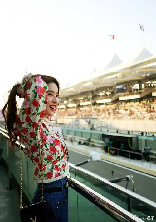刘亦菲观赛f1嘟嘴卖萌好可爱 穿碎花上衣俏丽多姿|刘亦菲|碎花|嘟嘴