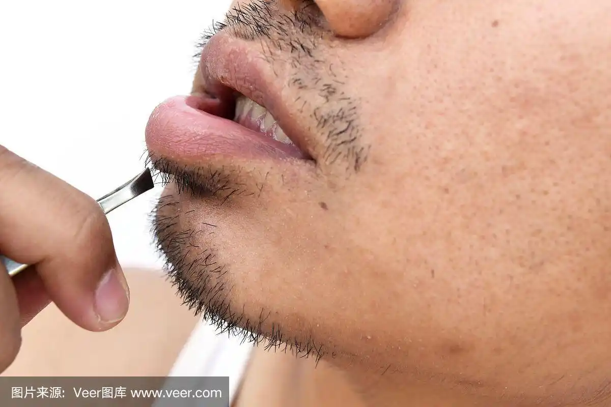 男子用镊子在白色背景上拔胡子