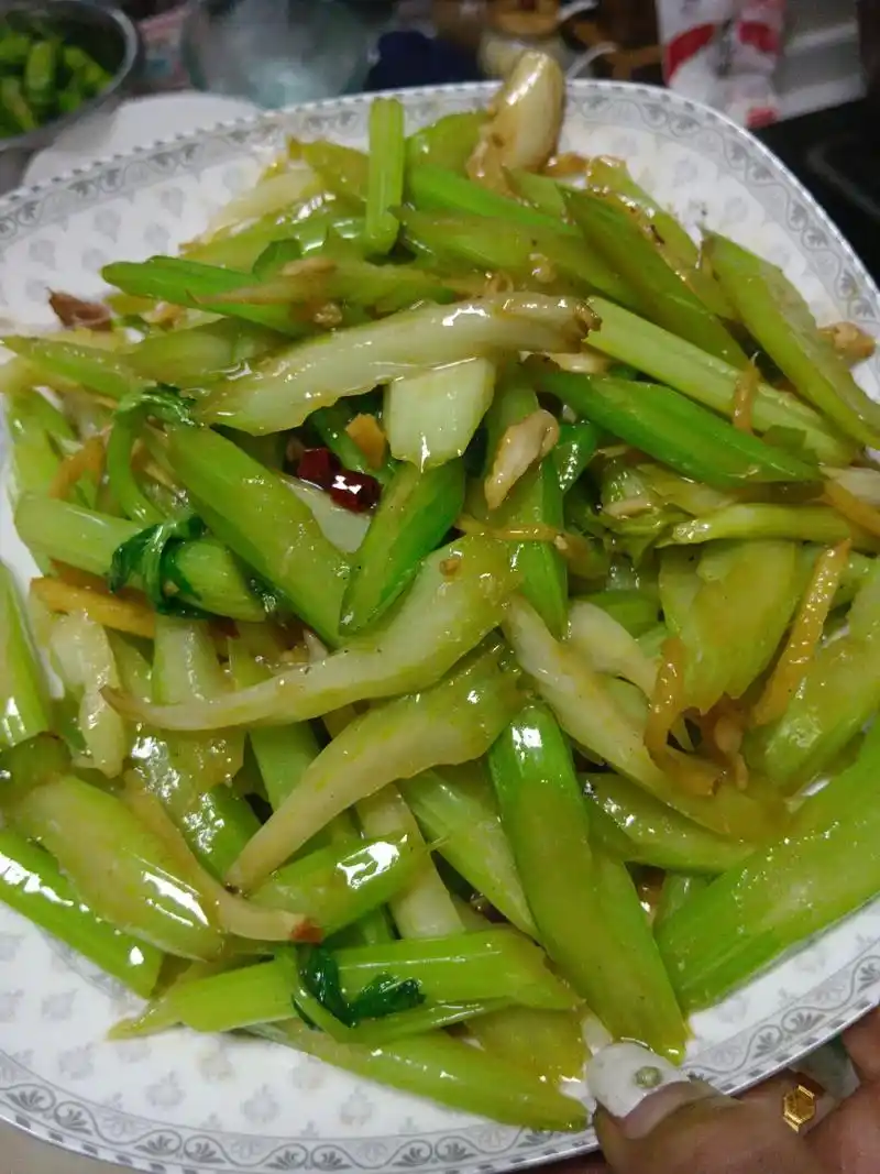 清炒芹菜,今天终于买到韭菜花了 去年做的韭花酱都没吃够,今年 - 抖音