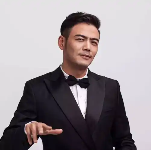 从翻垃圾桶到一夜爆红,"小包总"杨烁经历了什么?