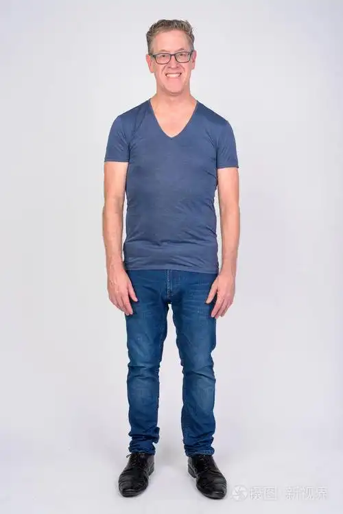 全身体拍摄的快乐成熟的男人微笑着与白色背景照片-正版商用图片15vwu