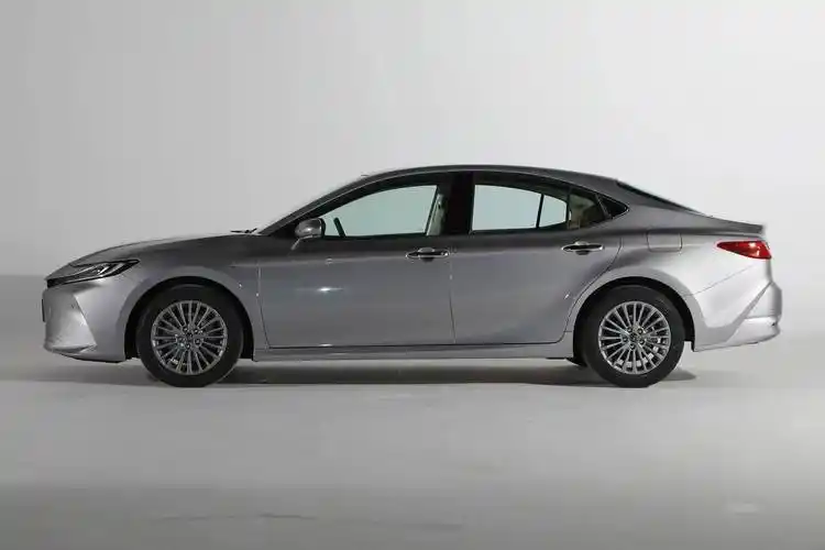 2024款丰田凯美瑞正式到店,配2.0升混动,油耗4升