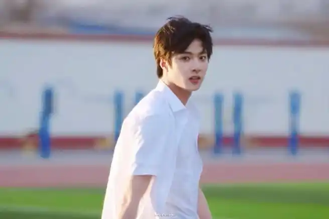 刘耀文白衬衫少年感##时代少年团mv有女主