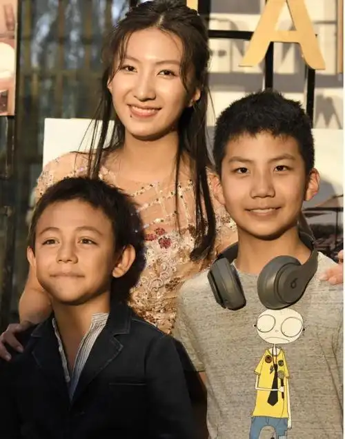 胡军19岁女儿泳装照曝光,皮肤白皙长腿吸睛,完美避开父亲基因