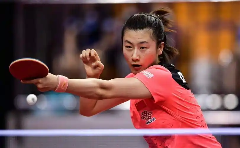 运动员还身兼球队教练身份,第一场是双打比赛,丁宁/孙晨对阵张蔷