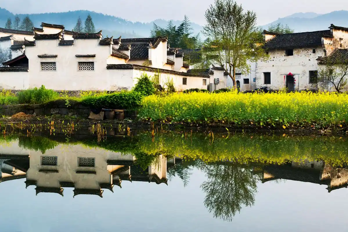 皖南地区风景秀丽,文化独特,是一处适合旅游打卡的好地方.  风景秀美: