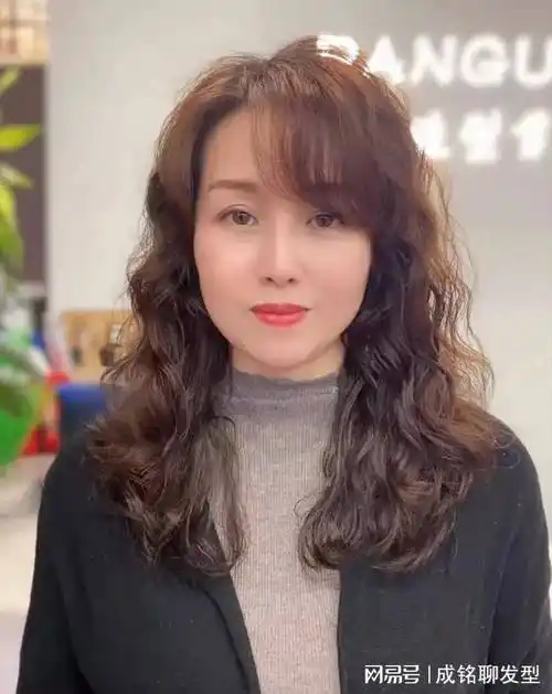 适合五六十岁女人的烫发,时髦大气不失成熟韵味,显发量又好打理-幽兰