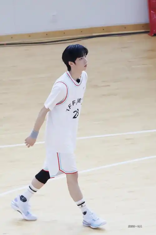 里有这样的篮球队长我会在看台喊破嗓子91    @时代少年团-刘耀文