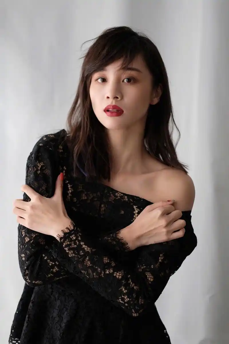 【章龄之 裸背】章龄之裸背写真曝光卸下黑白职业装,换上黑色蕾丝长裙