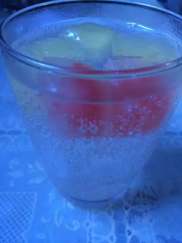 自制的白色冰块配雪碧