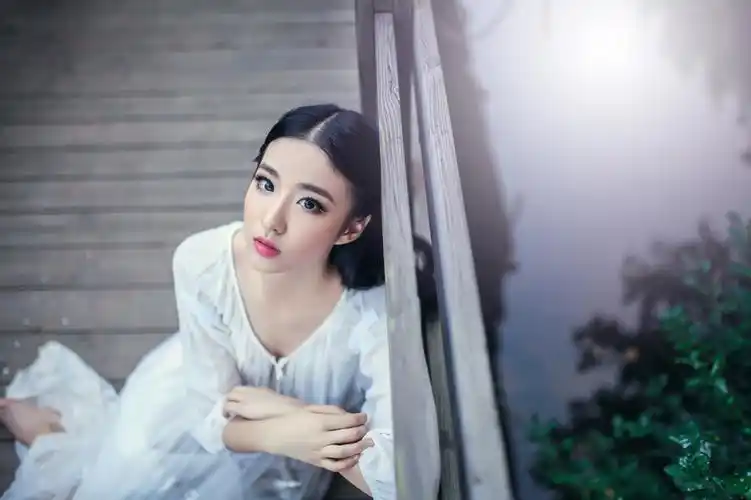 白裙纯洁美女初秋写真眼神迷人私房照写真图片下载