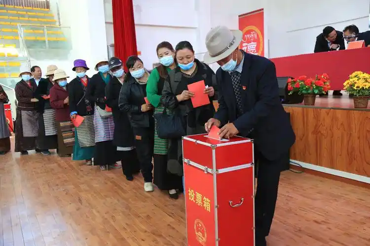 许成仓等市领导参加乃东区人大代表换届选举投票