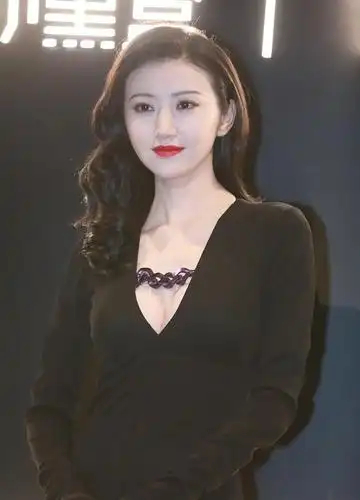 景甜活动造型曝光,黑色深v礼服太性感,美得要命