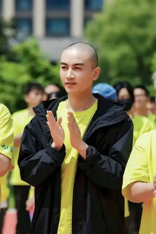 原创爱奇艺全网独播陈晓领衔主演光头造型杀疯了