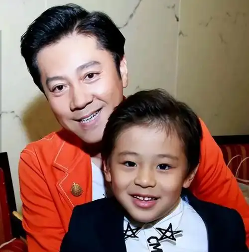 回顾蔡国庆两次情断异国恋后娶富婆为妻如今儿子成他的骄傲