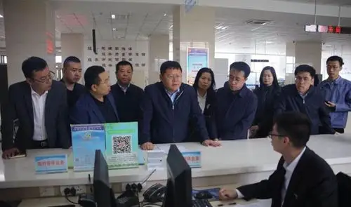 青冈县县委书记杨勇(中)等党政班子成员及部门班子成员深入医保,人社