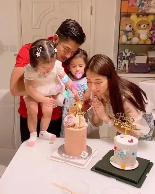 郭富城夫妇带俩女儿看赛马!大女儿穿黄裙靓丽,小女儿穿粉裙甜美