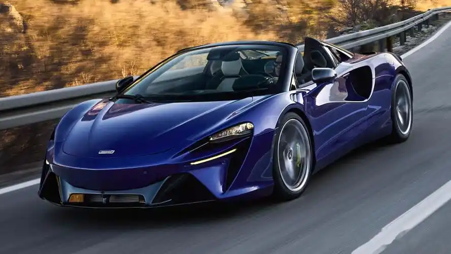 近日,迈凯伦(mclaren)正式发布了artura spider敞篷跑车,其将