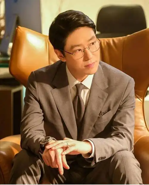 被《顶楼》男主严基俊圈得死死的,"反派专业户"再坏都可以!