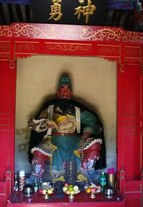 关羽的雕像大多都是闭眼的,是因为开眼的雕像不能见人吗?