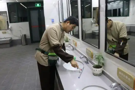 辽宁高速井泉服务区保洁员江印