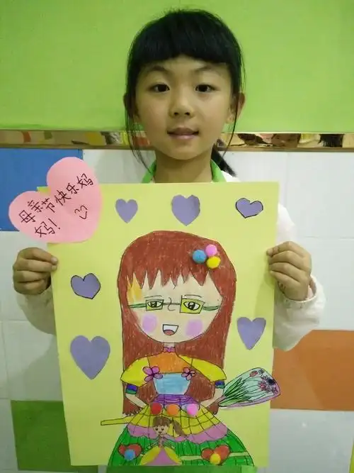 宝贝每次上课都很认真   很有自己的想法   把妈妈画的很漂亮    涂色