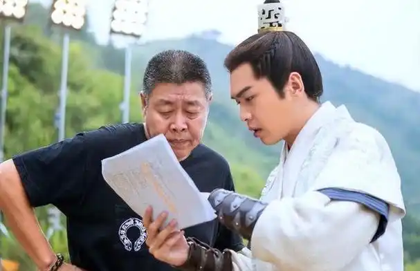 父子反目,妹妹变后妈,"京城少爷"张若昀的苦,一般人无法理解