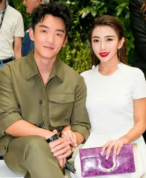 郑恺与老婆罕见同台,被苗苗深情表白后泪流不止!