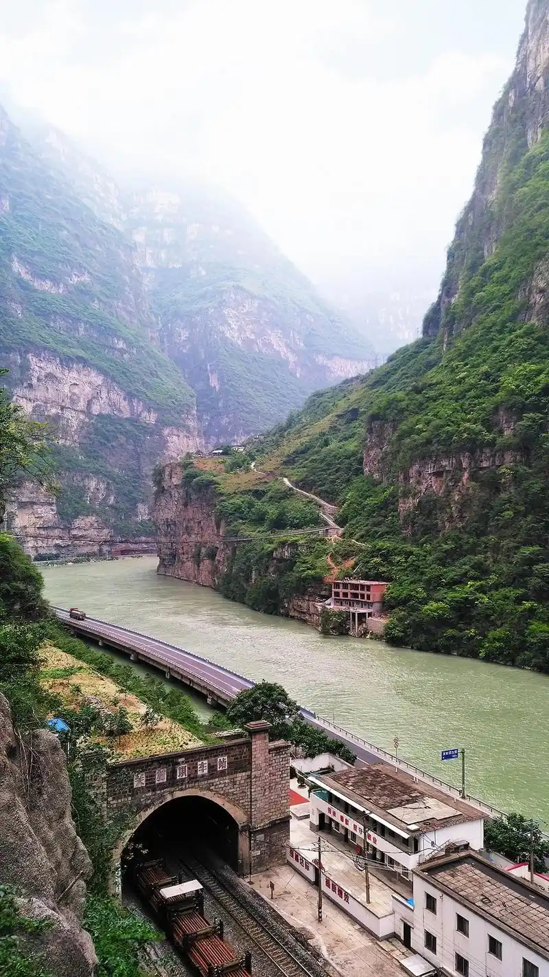 这是"中国最美十大峡谷之一"的四川大渡河金口大峡谷