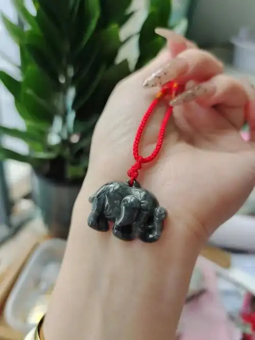 大象和乌鸡都是辟邪招财的,适合给小朋友带无纹无裂,背面有一个矿眼